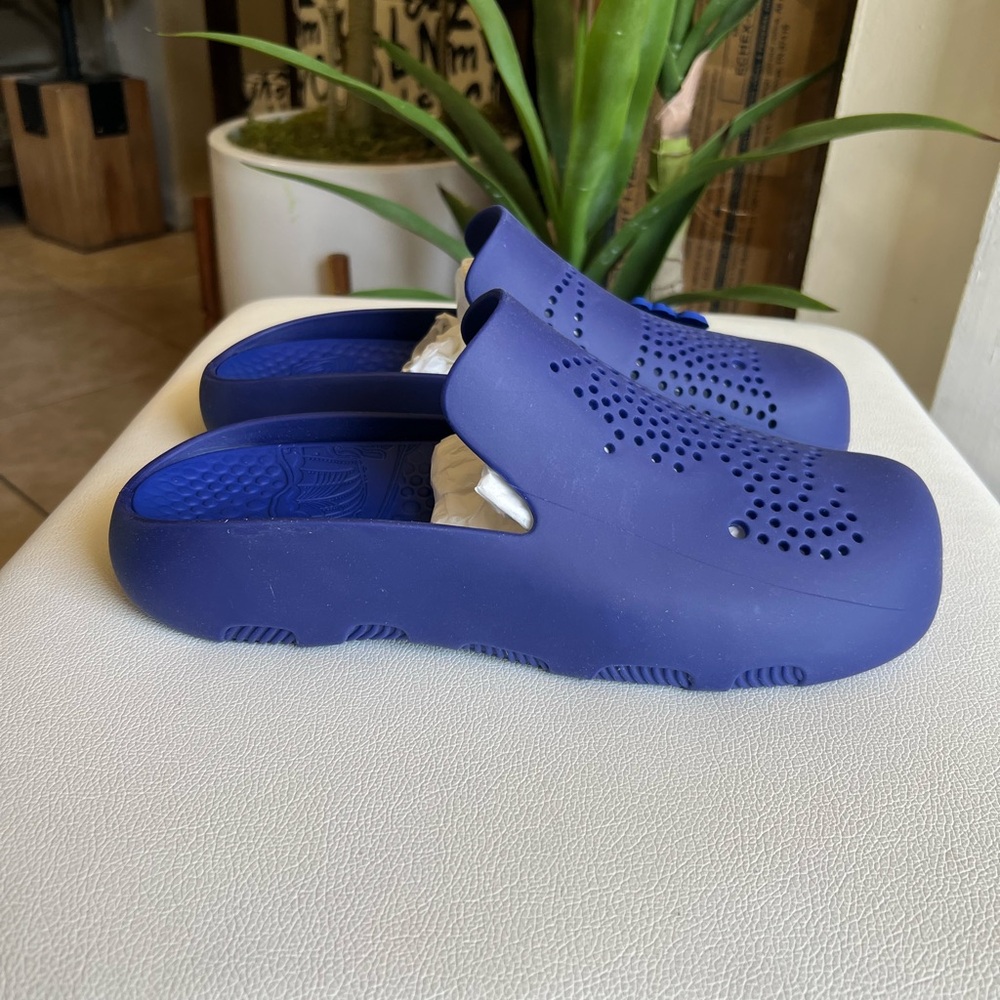 BURBERRY Stingray Perforated Rubber Slides 10 (43) - Picture 4 of 14